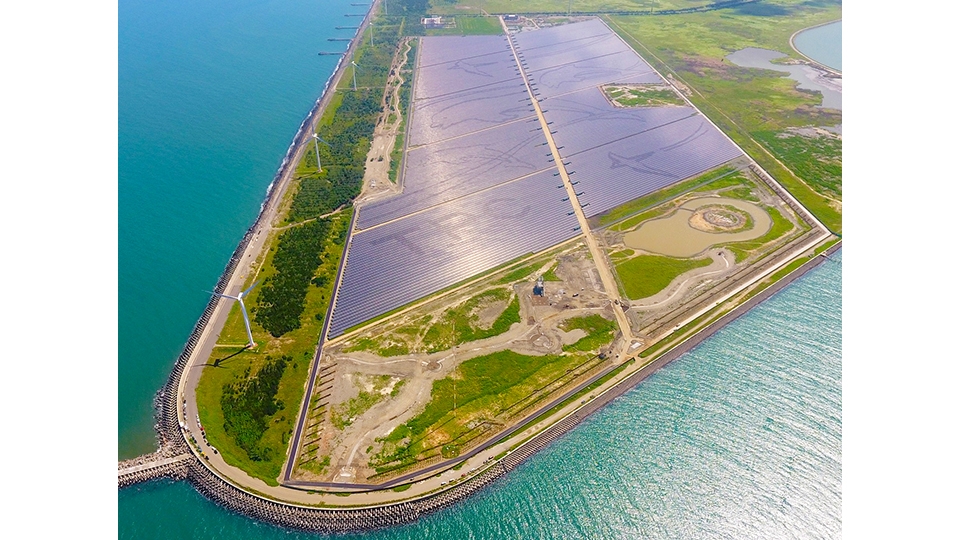 從空中鳥瞰彰濱太陽光電場， 可以看出以小燕鷗與白海豚相聚的設計意象。